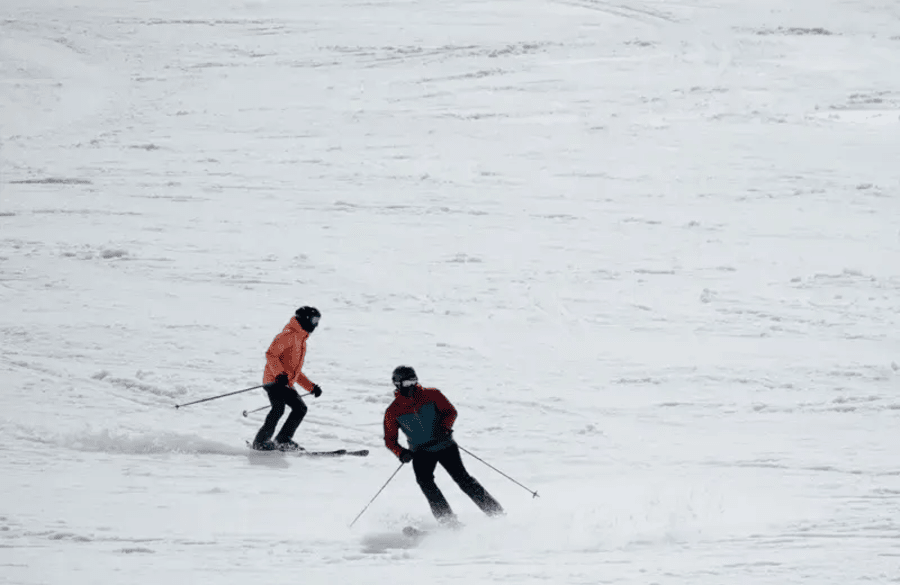 dos personas esquiando en Baqueira Beret
